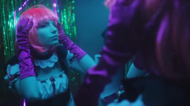 Gen Κορίτσι Cosplaying Anime Χαρακτήρα Στέκεται Μπροστά Από Τον Καθρέφτη — Αρχείο Βίντεο