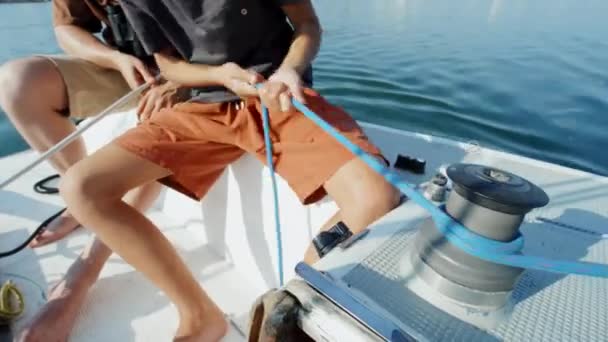 Colpo Alto Angolo Irriconoscibile Linea Serraggio Ragazzo Utilizzando Verricello Barca — Video Stock