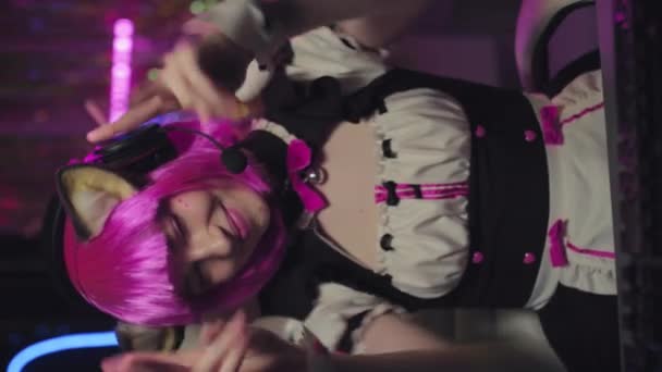 Retrato Vertical Alegre Gen Menina Cosplaying Personagem Anime Bonito Usando — Vídeo de Stock