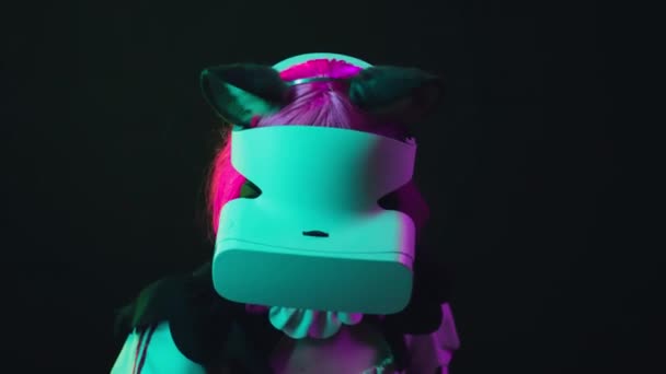 비디오 배경을 헤드셋을 애니메이션 캐릭터를 코스프레 소녀의 스튜디오 초상화 — 비디오
