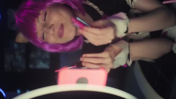 现代年轻女同穿着粉红假发的伴娘服装 头戴猫耳朵带的垂直摄影录像 展示她的美容产品 — 图库视频影像