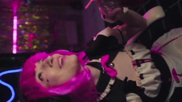 Vertical Handheld Tiro Mulher Bonita Cosplaying Personagem Anime Bonito Com — Vídeo de Stock