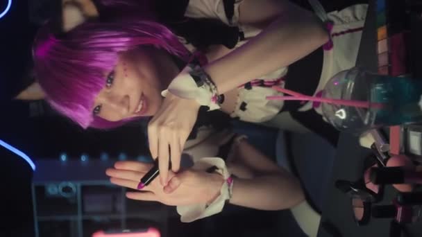 Foto Vertical Uma Jovem Influenciadora Cosplay Personagem Anime Mostrando Novo — Vídeo de Stock
