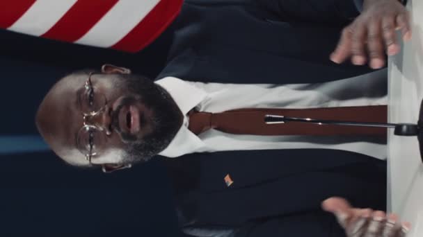 Mediana Toma Serio Político Afroamericano Mediana Edad Sentado Mesa Cumbre — Vídeo de stock