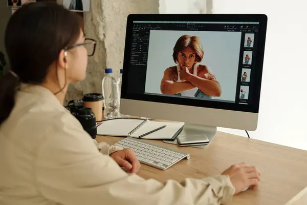 Fokus Pada Layar Komputer Dengan Gambar Model Perempuan Muda Duduk — Stok Foto