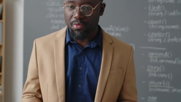 Afrika Kökenli Amerikalı Erkek Öğretmenin Elinde Tablete Odaklanmış Bir Şekilde — Stok video