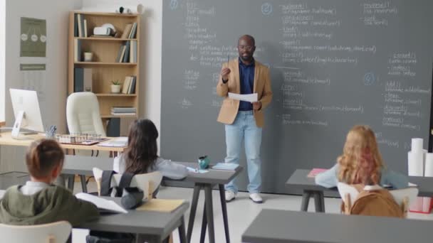 Establishing Shot Male African American Teacher Standing Front Class Asking — Stock Video