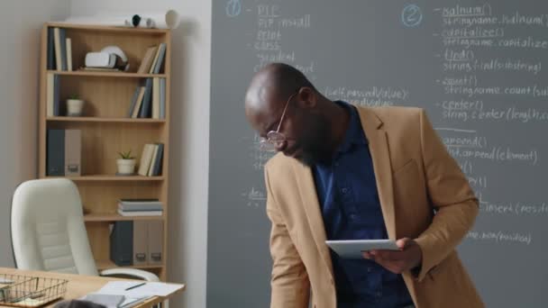 Sledování Záběr Muže Afroameričtí Učitel Chůze Tabule Třídě Pomoc Studentům — Stock video