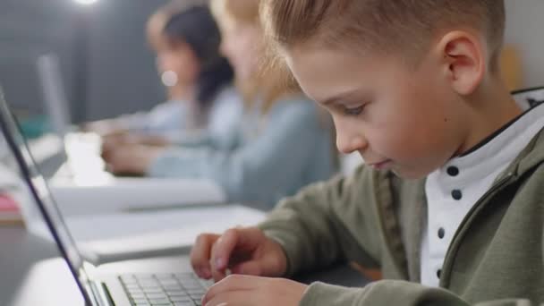 Tilt Focus Caucasian Elementary Age Boy Sitting Desk Classroom Attentively — Stock Video
