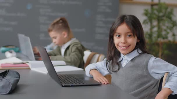 Portrét Hispánské Školačky Sedící Stolem Třídě Před Laptopem Dívající Kameru — Stock video