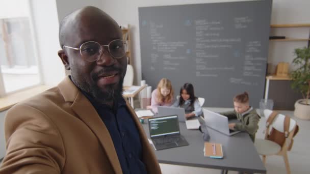 Середній Знімок Чоловічого Афроамериканського Вчителя Який Тримає Смартфон Роблячи Вертикальне — стокове відео