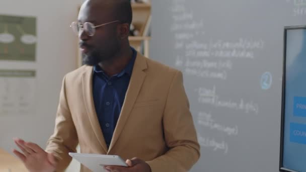 Нахилений Знімок Чоловічого Афроамериканського Вчителя Стоїть Перед Дошкою Тримає Планшет — стокове відео