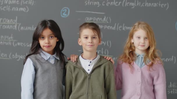 Slowmo Retrato Três Estudantes Etnicamente Diferentes Idade Elementar Frente Quadro — Vídeo de Stock