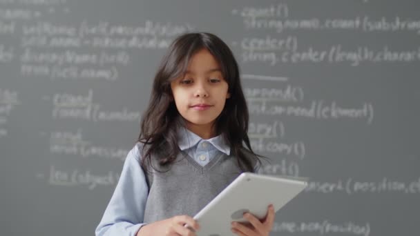 Slowmo Portré Általános Iskoláról Hisanic Lány Áll Tábla Előtt Osztályteremben — Stock videók