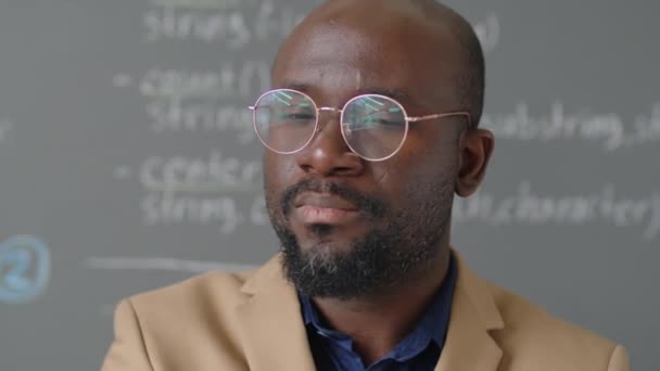 Närbild Porträtt Manliga Afroamerikanska Lärare Står Framför Svarta Tavlan Tittar — Stockvideo