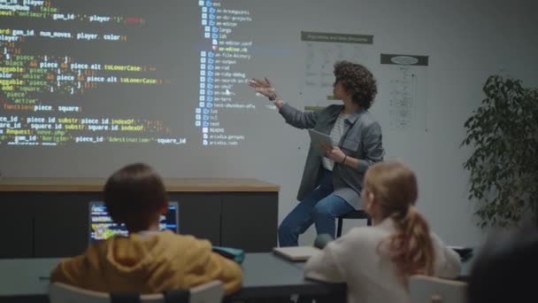 코카서스 선생님의 초등학생 의자에 그들에게 투영에 코드를 표시하고 설명을 — 비디오