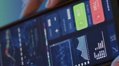 Gece vakti, elinde kripto uygulamalı akıllı telefon tutan tanınmayan bir kadının dikey hareketi.