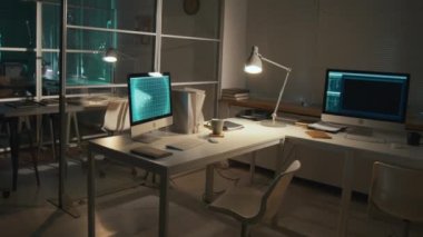 Askeri kontrol merkezinin iş yerinin çekimleri, masaları ve bilgisayarlarıyla ekranlarda izleme programları kuruluyor.