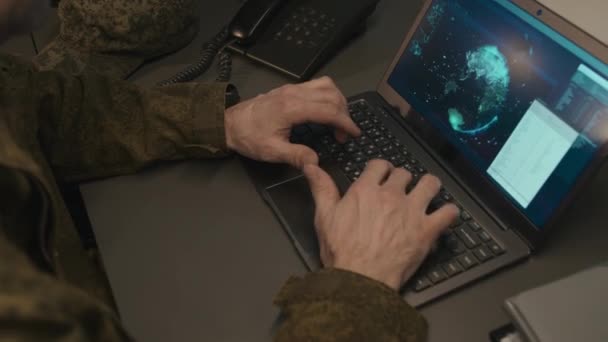 高角度聚焦在男性白人军事监视官的手上 他在笔记本电脑键盘上打字 — 图库视频影像