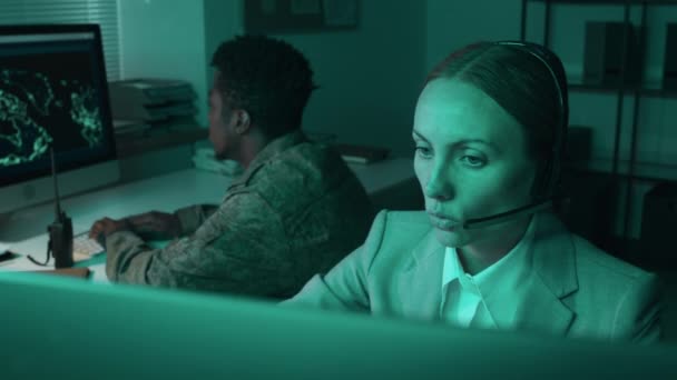 Средний План Обеспокоенной Женщины Гражданского Офицера Смотрящей Компьютерный Экран Показывающий — стоковое видео
