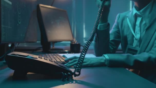 Akşamları Gözetleme Ofisinde Masa Başında Otururken Beyaz Bir Kadının Telefona — Stok video