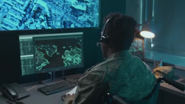 Rückansicht Eines Afroamerikanischen Militäroffiziers Der Rollstuhl Schreibtisch Vor Computerbildschirmen Sitzt — Stockvideo