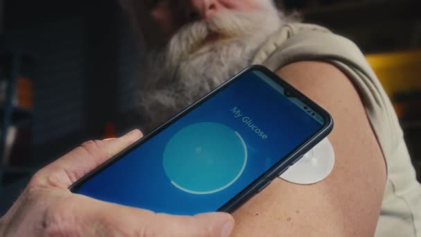 Zbliżenie Anonimowego Starszego Człowieka Siwą Brodą Wąsami Zakładającego Smartfon Plastra — Wideo stockowe