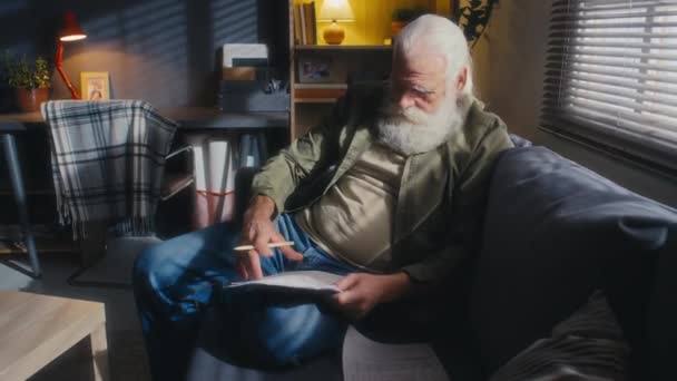 Μέτρια Πλήρης Εικόνα Του Ηλικιωμένου Άνδρα Συνταξιούχου Γκρίζα Μαλλιά Γενειάδα — Αρχείο Βίντεο