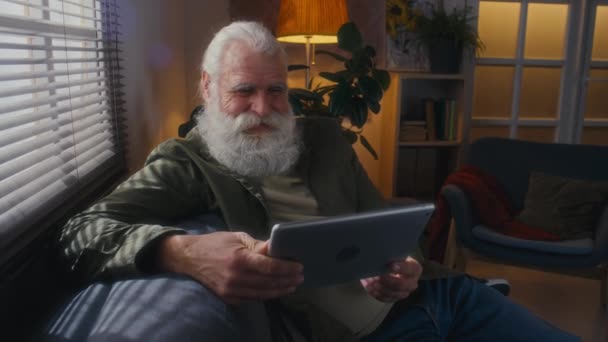 Средний Снимок Пожилого Человека Седыми Волосами Густой Бородой Усами Сидящего — стоковое видео