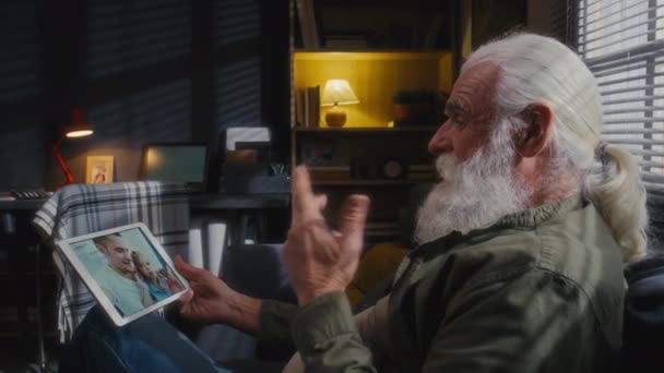 Средний Боковой Снимок Пожилого Человека Седыми Волосами Хвостике Бородой Усами — стоковое видео