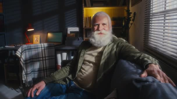 Middelmatige Portretfoto Van Oudere Man Met Grijs Haar Dikke Baard — Stockvideo