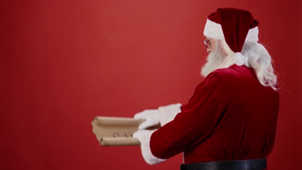 Střední Zadní Záběr Santa Clause Tradičním Červeném Obleku Šedivými Vlasy — Stock video