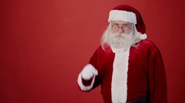 Noel Baba 'nın geleneksel paltoyla orta boy bir resmi, gri saçlı, sakallı ve bıyıklı düz kırmızı arka planda, şablon kadar uygun, kopya alanı