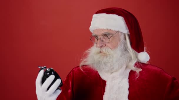Średniej Klasy Zdjęcie Świętego Mikołaja Okularach Szarą Brodą Wąsami Patrzącymi — Wideo stockowe