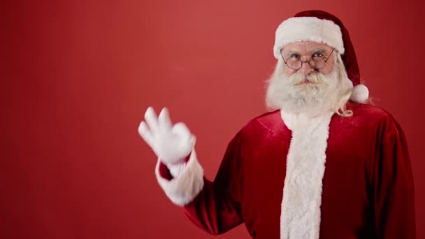 Primer Plano Santa Claus Sonriente Con Abrigo Rojo Gafas Guantes — Vídeo de stock