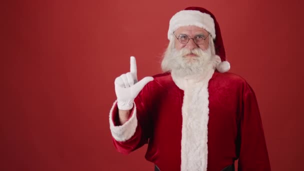 Mittlere Aufnahme Eines Verschmitzten Weihnachtsmannes Rotem Outfit Und Brille Der — Stockvideo