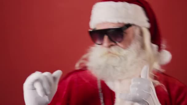 Κοντινό Πλάνο Του Funky Santa Claus Κόκκινα Ρούχα Και Γυαλιά — Αρχείο Βίντεο