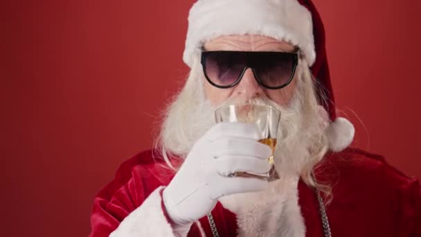 Zbliżenie Portret Świętego Mikołaja Tradycyjnym Stroju Kapelusz Brodą Wąsami Pijąc — Wideo stockowe