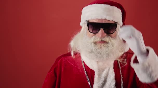 Medium Close Portretfoto Van Funky Kerstman Die Een Zonnebril Naar — Stockvideo
