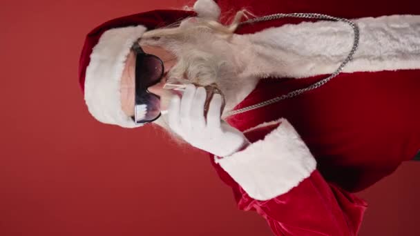 Середньовертикальний Портретний Знімок Діда Мороза Червоному Пальто Капелюсі Бородою Вусами — стокове відео