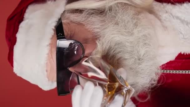 Ritratto Verticale Primo Piano Dell Uomo Anziano Vestito Babbo Natale — Video Stock