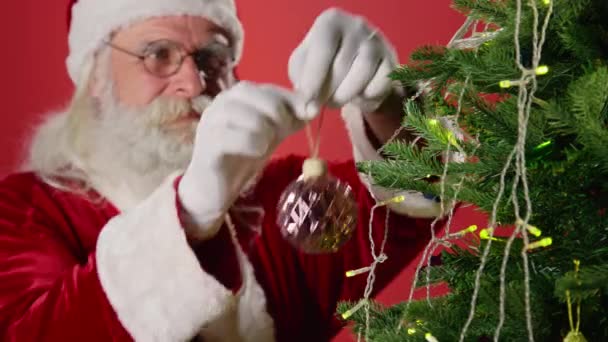 Retrato Mediano Santa Claus Traje Rojo Tradicional Gafas Con Barba — Vídeo de stock