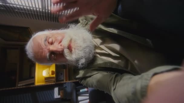 Średnio Pionowe Ujęcie Uśmiechniętego Starszego Mężczyzny Siwymi Włosami Brodą Wąsami — Wideo stockowe