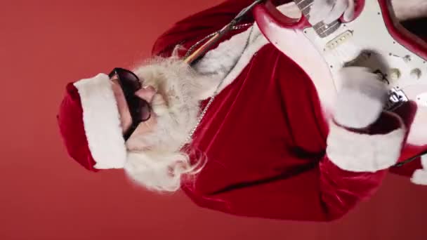 Colpo Medio Verticale Babbo Natale Cappotto Cappello Rosso Con Occhiali — Video Stock