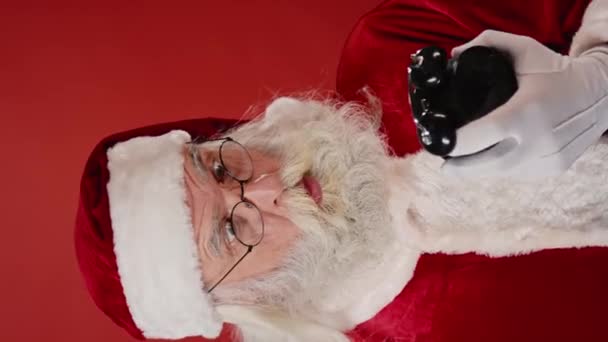 Vertikale Nahaufnahme Des Weihnachtsmannes Rotem Mantel Und Hut Der Schockiert — Stockvideo