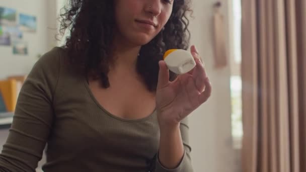 Střední Detailní Záběr Mladé Ženy Jak Kontroluje Tubu Opalovacího Krému — Stock video