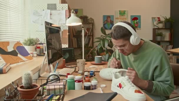 Panorámica Derecha Plano Medio Artista Caucásico Masculino Con Auriculares Escuchar — Vídeo de stock
