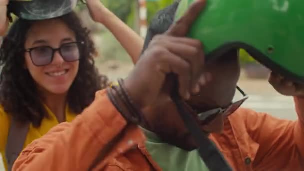 Střední Zblízka Záběr Dvou Mladých Veselých Turistů Indický Manžel Biracial — Stock video