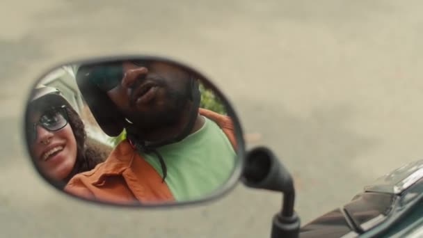 Foto Close Refleksi Dari Pasangan Turis Muda Cermin Belakang Skuter — Stok Video