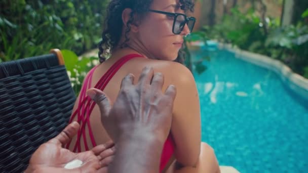 Close Tiro Mãos Homem Negro Irreconhecível Desenho Engraçado Sol Forma — Vídeo de Stock
